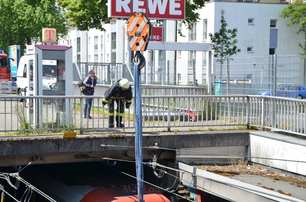 Unfall zwischen zwei KVB Bahnen Koeln Hoehenhaus Im Weidenbruch P156.JPG